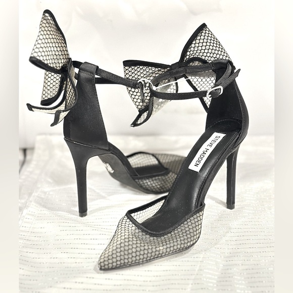 Steve Maddenblack mesh Bow Pump heels. Size 6M
